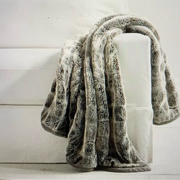 Pottery Barn Bedding Pottery Barn Faux Fur Ruched Throw Blanket 5 X
